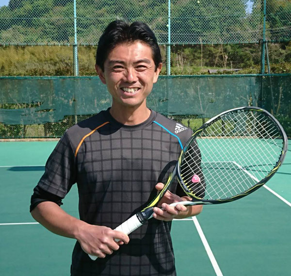 代表者(新倉学)がテニスラケットを持っている写真