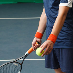 テニスラケットを握る男性