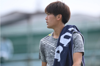 川橋勇太プロがテニスをする様子