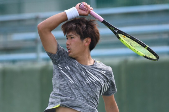 川橋勇太プロがテニスをする様子